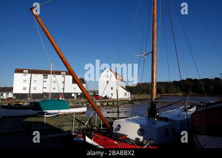 Woodbridge Tide Mill e Tide Mill Quay, con chiatte a vela olandesi ormeggiate a Whistock Quay, il fiume Deben, Woodbridge, Suffolk, Inghilterra, Regno Unito Foto Stock