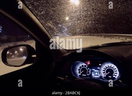 Parabrezza auto coperto di ghiaccio sulla strada invernale Foto Stock