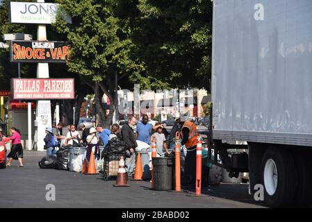 LOS ANGELES, CA/USA - 9 NOVEMBRE 2019: Linee di persone con bottiglie e lattine presso il centro di riciclaggio di Los Feliz Foto Stock