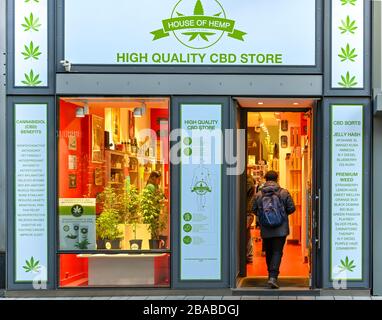 VIENNA, AUSTRIA - NOVEMBRE 2019: Persona che entra in un negozio che vende olio di cannabis e prodotti CBD nel centro di Vienna Foto Stock