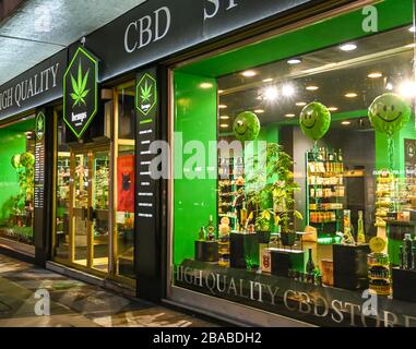 VIENNA, AUSTRIA - NOVEMBRE 2019: Vista frontale esterna di un negozio che vende olio di cannabis e prodotti CBD nel centro di Vienna Foto Stock