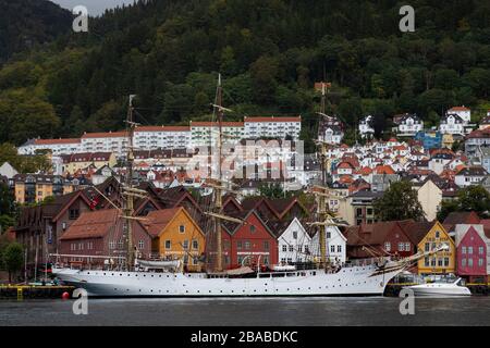 Nave a vela a pieno carico Soerlandet (Sørlandet) al molo di Bryggen, nel porto di Bergen, Norvegia Foto Stock