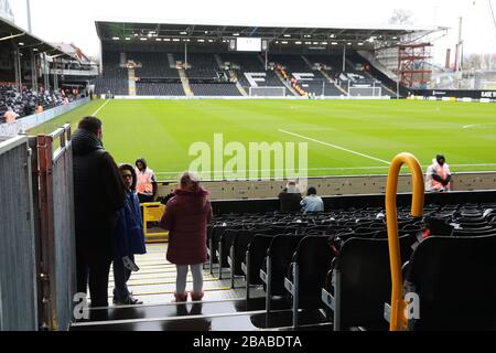 Una vista generale dei sostenitori di Fulham all'interno di Craven Cottage prima della partita Foto Stock