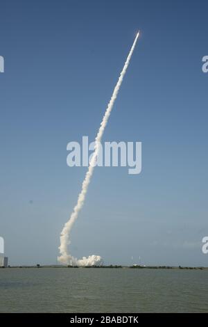 Cape Canaveral, Florida, Stati Uniti. 26 marzo 2020. Un razzo United Launch Alliance (ULA) Atlas V si solleva alle 4:18 dal complesso 41 alla stazione dell'aeronautica di Cape Canaveral giovedì 26 marzo 2020. L'atlante sta lanciando il satellite di comunicazione 'JAM Resistant', AEHF-6 per la nuova forza spaziale statunitense. Credito: UPI/Alamy Live News Foto Stock