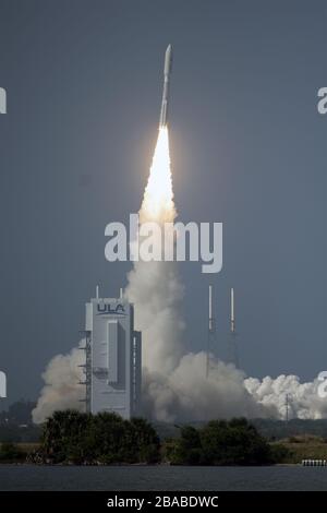 Cape Canaveral, Florida, Stati Uniti. 26 marzo 2020. Un razzo United Launch Alliance (ULA) Atlas V si solleva alle 4:18 dal complesso 41 alla stazione dell'aeronautica di Cape Canaveral giovedì 26 marzo 2020. L'atlante sta lanciando il satellite di comunicazione 'JAM Resistant', AEHF-6 per la nuova forza spaziale statunitense. Credito: UPI/Alamy Live News Foto Stock