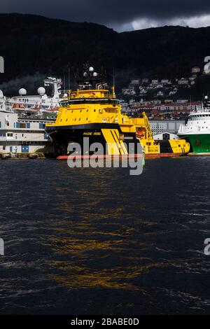 Fornitura offshore di classe glaciale AHTS Magne Viking ormeggiata a Skoltegrunnskaien banchina nel porto di Bergen, Norvegia. Foto Stock