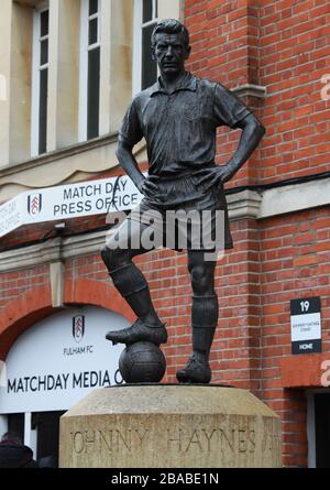 Una statua di Johnny Haynes fuori Craven Cottage prima della partita Foto Stock