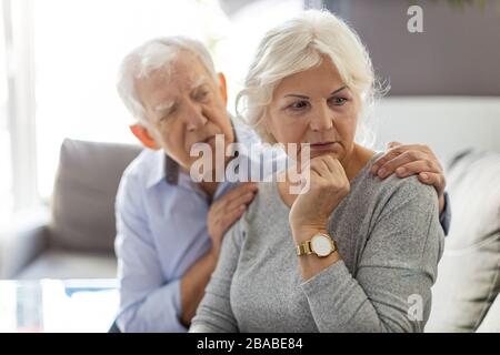 Uomo anziano che consolava la moglie Foto Stock