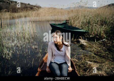 Devastato pianto donna in isolamento.psicologico stress di infettiva disease.Panic e paura di infection.Losing amato One.Grief e perdita in solitu Foto Stock