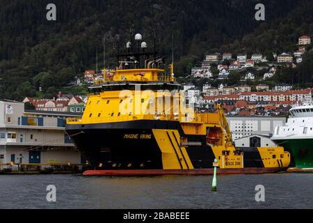 Fornitura offshore di classe glaciale AHTS Magne Viking ormeggiata a Skoltegrunnskaien banchina nel porto di Bergen, Norvegia. Foto Stock