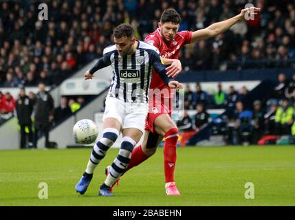 Hal Robson-Kanu di West Bromwich Albion (a sinistra) e Tobias Figueiredo di Nottingham Forest combattono per la palla Foto Stock