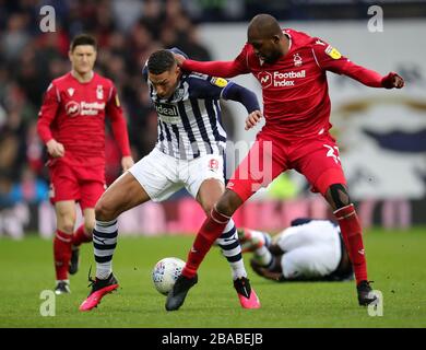 Jake Livermore di West Bromwich Albion (a sinistra) e Samba di Nottingham Forest hanno seminato battaglia per la palla Foto Stock