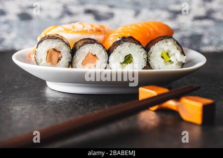 Sushi giapponese cibo. Sushi a rullo Maki e nigiri con salmone, caviale, avocado e tonno. Foto Stock