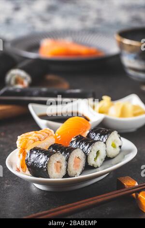 Sushi giapponese cibo. Sushi a rullo Maki e nigiri con salmone, caviale, avocado e tonno. Foto Stock
