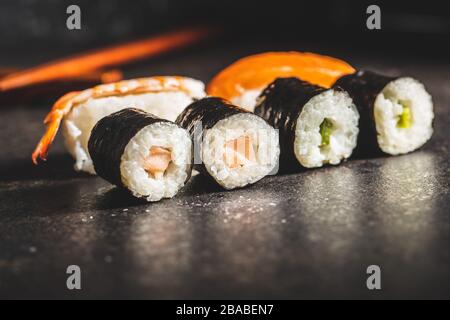 Sushi giapponese cibo. Sushi a rullo Maki e nigiri con salmone, caviale, avocado e tonno. Foto Stock