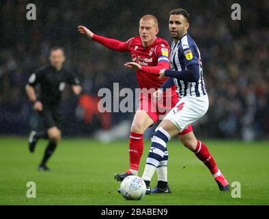 Hal Robson-Kanu di West Bromwich Albion (a destra) e ben Watson di Nottingham Forest combattono per la palla Foto Stock