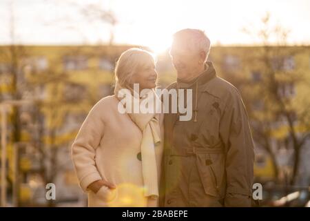 Coppia senior abbracciando all aperto in autunno Foto Stock