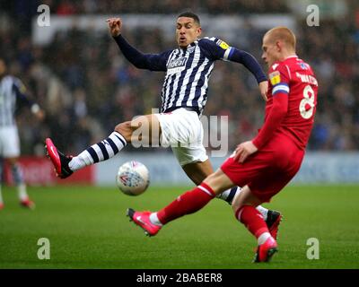 Jake Livermore di West Bromwich Albion tenta di bloccare un passaggio dal ben Watson di Nottingham Forest (a destra) Foto Stock