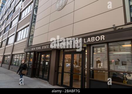 New York, NY - 26 marzo 2020: Vista dell'ufficio di Brooklyn del Dipartimento del lavoro di NYS come i reclami di disoccupazione negli Stati Uniti sono saliti a 3.3 milioni nella settimana ha concluso il 21 marzo a causa della pandemia di COVID-19 Foto Stock