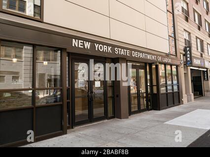 New York, NY - 26 marzo 2020: Vista dell'ufficio di Brooklyn del Dipartimento del lavoro di NYS come i reclami di disoccupazione negli Stati Uniti sono saliti a 3.3 milioni nella settimana ha concluso il 21 marzo a causa della pandemia di COVID-19 Foto Stock