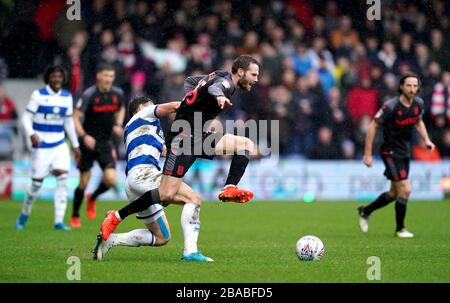 Nick Powell (a destra) di Stoke City batte per il possesso della palla con Marc Pugh di Queens Park Rangers Foto Stock