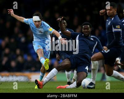 Callum o'Hare di Coventry City (a sinistra) segna il primo goal dei suoi lati Foto Stock