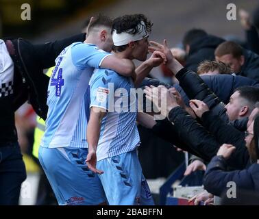 Il Callum o'Hare di Coventry City celebra il suo primo obiettivo di gioco con il compagno di squadra Foto Stock