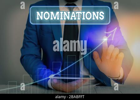 La scrittura della nota mostra le candidature. Il concetto di business per l'atto di ufficialmente suggerendo qualcuno per un lavoro o posizione Foto Stock