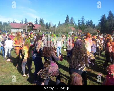 Holi Celebration a Crossroads Park, Washington, USA Foto Stock