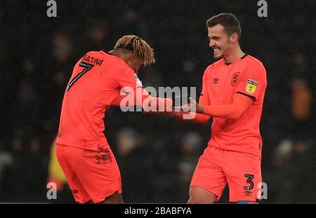 Juninho Bacuna (a sinistra) di Huddersfield Town festeggia con il portiere Harry Toffolo dopo il fischio finale Foto Stock