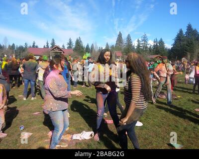 Holi Celebration a Crossroads Park, Washington, USA Foto Stock