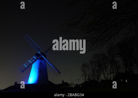 Fulwell Windmill a Sunderland è illuminato in blu in un gesto di grazie al duro lavoro del personale NHS che stanno cercando di combattere il coronavirus. Un saluto nazionale per gli eroi dell'assistenza sanitaria di prima linea si svolge in tutto il Regno Unito con una serie di applausi da scalini, finestre e balconi il giovedì alle 20:00. Foto Stock