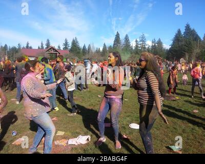 Holi Celebration a Crossroads Park, Washington, USA Foto Stock