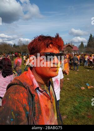 Tratto di uomini con faccia colorata Foto Stock