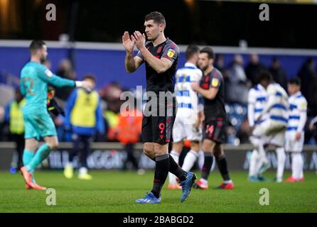 Sam Vokes di Stoke City applaude i fan alla fine della partita Foto Stock