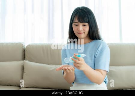 Utero asiatico con gel antisettico imbevuto di alcool, prevenzione, pulizia frequente delle mani, prevenzione delle infezioni, scoppio di Covid-19 lavare le mani con sanitiz per le mani Foto Stock