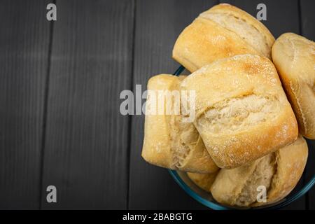 pani di pane di grano accatastati in una colonna, da una prospettiva aerea Foto Stock