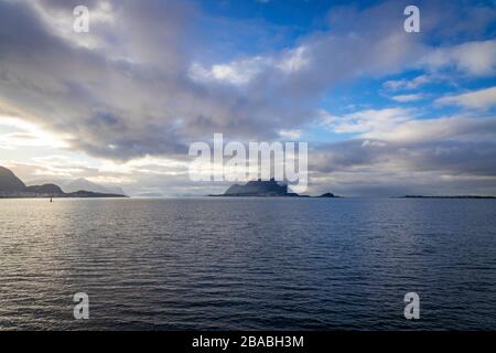Viaggio con nave passeggeri da Alesund a Molde sul Mare di Norvegia Foto Stock
