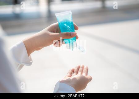 Primo piano della mano della donna utilizzando alcol gel antisettico, prevenzione, pulizia delle mani frequentemente, prevenire l'infezione, scoppio di Covid-19, ragazza lavano le mani wi Foto Stock