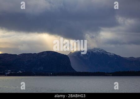 Viaggio con nave passeggeri da Alesund a Molde sul Mare di Norvegia Foto Stock