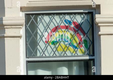 Bristol-Marzo 2020-Inghilterra-una vista ravvicinata delle arcobaleni che i bambini e hanno disegnato e messo in su nelle loro finestre per mostrare la speranza per questo periodo di lock down du Foto Stock