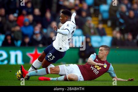 Bjorn Engels di Aston Villa (a destra) fouls Tottenham Hotspur's Steven Bergwijn Foto Stock