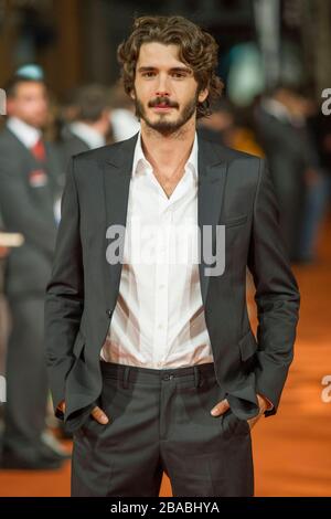Attore spagnolo Yon Gonzalez comporta per i fotografi sul tappeto arancione per presentare la serie TV Bajo Sospecha nel corso di 6 serate dei "' Televisi Foto Stock