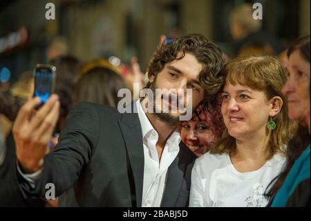 Attore spagnolo Yon Gonzalez comporta per i fotografi sul tappeto arancione per presentare la serie TV Bajo Sospecha nel corso di 6 serate dei "' Televisi Foto Stock