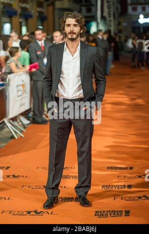 Attore spagnolo Yon Gonzalez comporta per i fotografi sul tappeto arancione per presentare la serie TV Bajo Sospecha nel corso di 6 serate dei "' Televisi Foto Stock