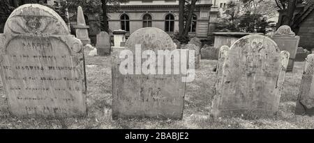 Pietre miliari nella Kings Chapel Burying Ground, Boston, Massachusetts, Stati Uniti Foto Stock