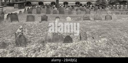 Pietre miliari nella Kings Chapel Burying Ground, Boston, Massachusetts, Stati Uniti Foto Stock