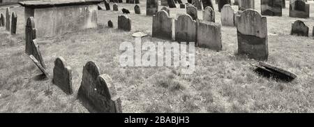 Pietre miliari nella Kings Chapel Burying Ground, Boston, Massachusetts, Stati Uniti Foto Stock