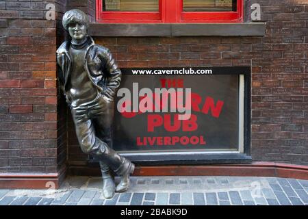 Statua di John Lennon in Mathew Street a Liverpool Foto Stock