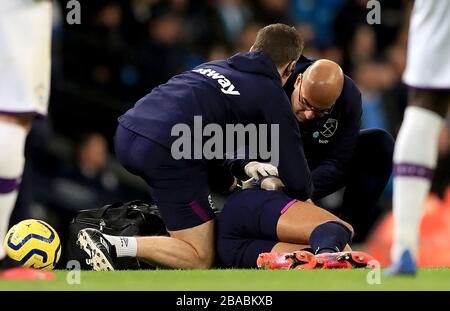 Ryan Fredericks di West Ham United è trattato per un infortunio Foto Stock